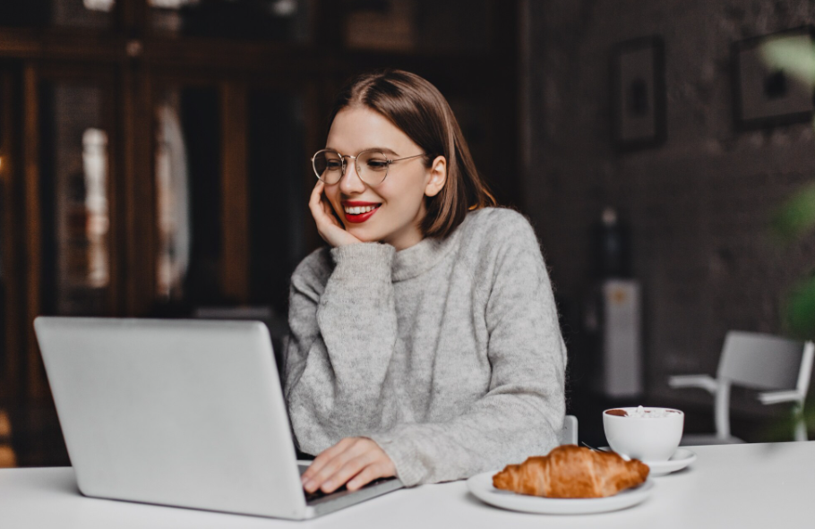 Femme souriante faisant des achats en ligne depuis chez elle